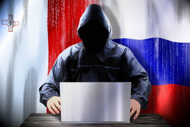 hacker anónimo trabajando en una computadora portátil, banderas de Malta y Rusia - Foto, Imagen