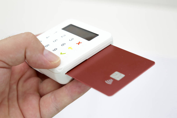 Máquina de tarjetas de crédito y débito para compras. - Foto, Imagen