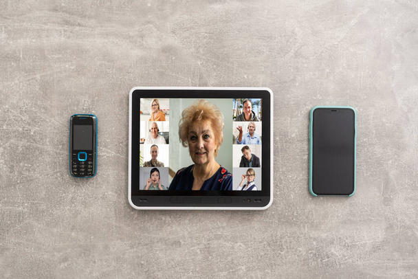 Großaufnahme einer Frau, die sich per Videochat auf einem Tablet unterhält. Kommunikation des Tablets im Videochat über Webcam. - Foto, Bild
