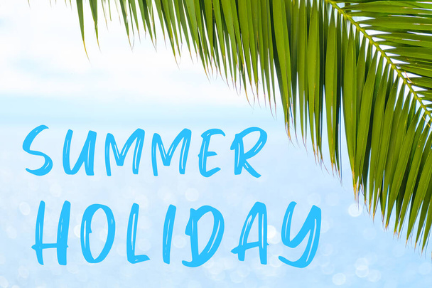 Καλοκαιρινές διακοπές κείμενο στο παρασκήνιο με φύλλο φοίνικα και μπλε θάλασσα. Υπόδειγμα ευχετήριας κάρτας, κάρτας ή διαφήμισης ταξιδιωτικού πρακτορείου - Φωτογραφία, εικόνα