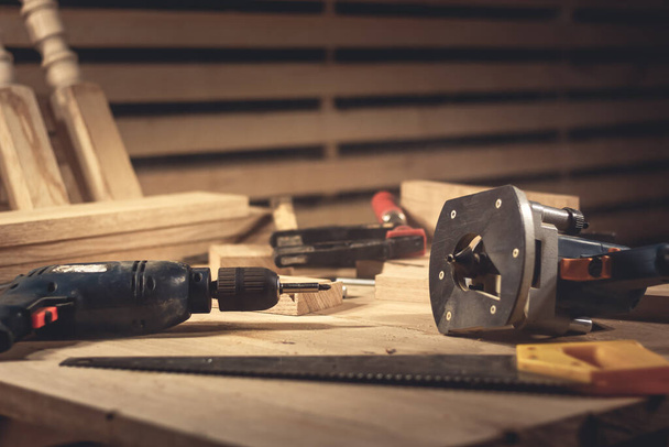 Diferentes herramientas de construcción con herramientas manuales para la renovación del hogar en el mantenimiento de tablas de madera y el concepto de reparación
. - Foto, Imagen