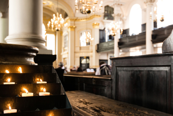 Modlitwa świece w kościele - Zdjęcie, obraz
