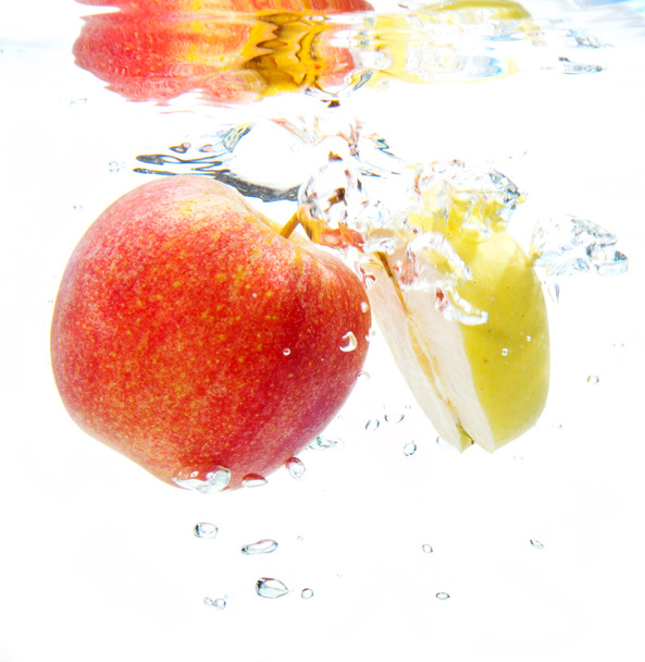 apple in water - Фото, зображення