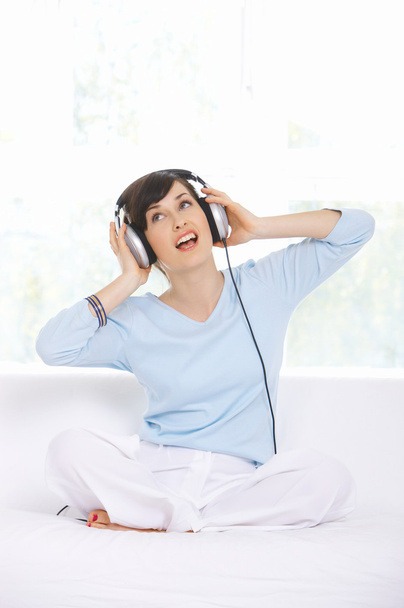 Sedící žena nosit sluchátka a zpěv - Fotografie, Obrázek
