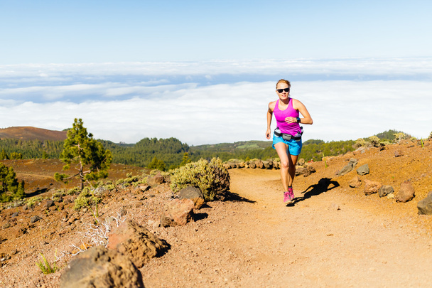 mladá žena běží v horách na slunečný letní den - Fotografie, Obrázek