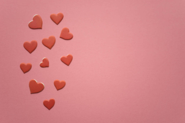 Pembe kağıt masadaki kırmızı kalpler. Boşluğu kopyala - Fotoğraf, Görsel