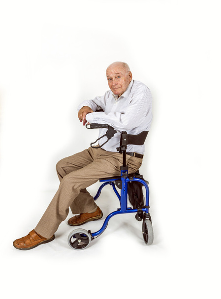 Hombre mayor con marco para caminar
 - Foto, imagen