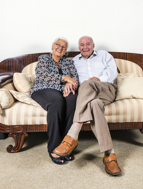 idősebb pár szerelmes ül a kanapén - Fotó, kép