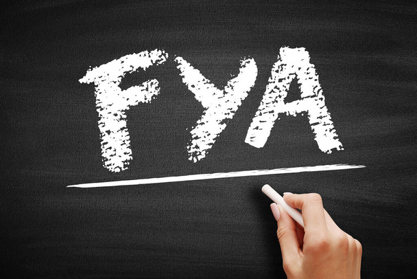 FYA For Your Action - osoittaa vastaanottajalle, että viesti vaatii jonkin verran toimintaa heidän puoleltaan, akronyymi teksti blackboard - Valokuva, kuva