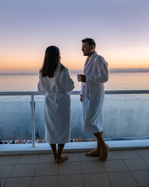Paar trinkt Kaffee während des Sonnenaufgangs auf dem Balkon im Urlaub in Kapstadt Südafrika - Foto, Bild