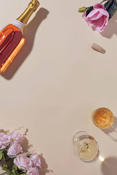 Конструкция поздравительных открыток для вечеринок или Валентинов с копировальным пространством и угловыми помещениями свежих летних цветов, бутылкой шампанского и бокалами с напитками - Фото, изображение