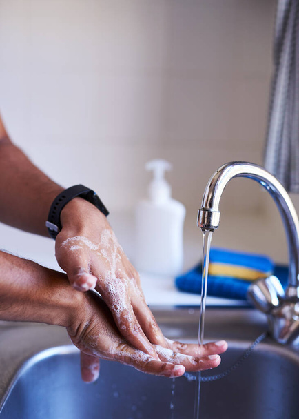 Крупный план взрослого мужчины, моющего руки в кухонной раковине - Фото, изображение