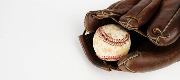 Старый бейсбольный фон с мячом и перчаткой. - Фото, изображение