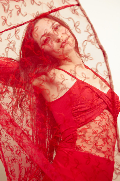 Сексуальная девушка танцует в красном платье
 - Фото, изображение