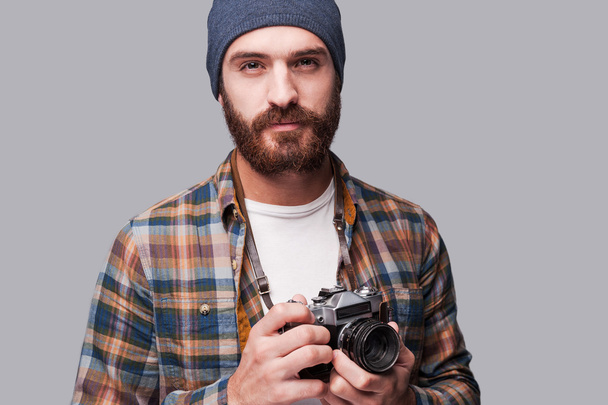 Bearded man holding old-fashioned camera - Foto, imagen