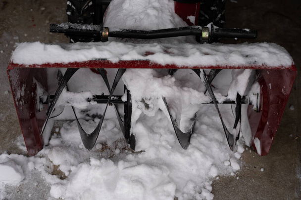 sněhová fréza je plná sněhu po odstranění hlubokého sněhu z vaší cesty - Fotografie, Obrázek