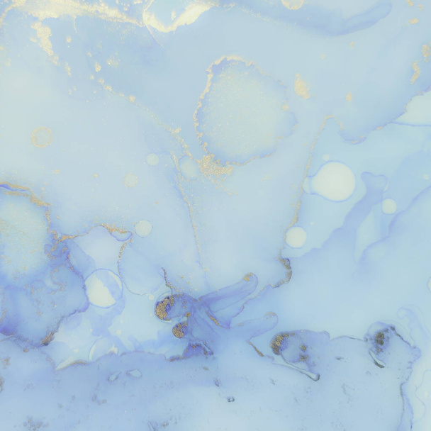Χρυσό μάρμαρο από μελάνι αλκοόλ. Μπλε μάρμαρο φόντο. Μπλε Βαθμονόμηση Υδατογραφία. Λαμπερό φόντο χρώμα του νερού. Πολυτελές μάρμαρο χρώμα νερού. Ζωγραφική από φύλλα. Geode Elegant Glitter. Αφηρημένο πρότυπο πολυτέλειας. - Φωτογραφία, εικόνα