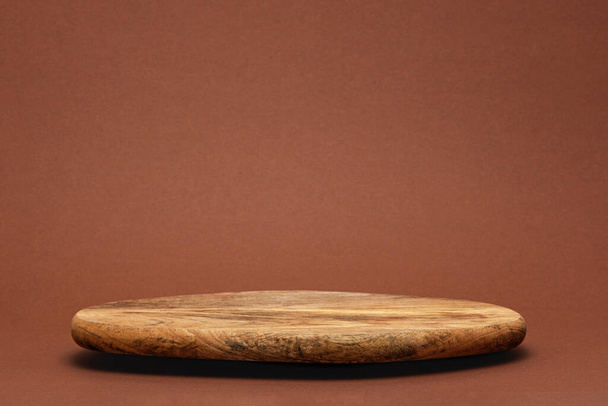 tablero de podio de madera vacío sobre fondo marrón para la presentación - Foto, Imagen