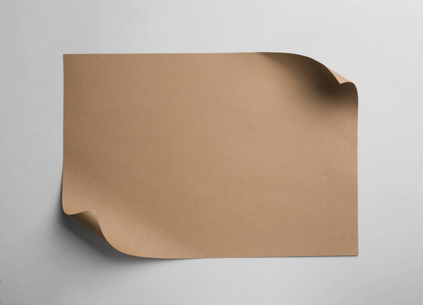Лист коричневой бумаги на белом фоне, вид сверху - Фото, изображение