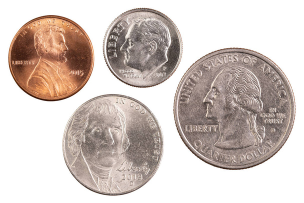 Ćwierć dolara, 10 centów, 5 centów lub 5 centów, 1 centa lub pensa. Cztery najczęściej używane monety amerykańskie. Bank USA. Metalowe srebrne kółko monet. Wysokiej jakości zdjęcie makro. Izolowane białe tło - Zdjęcie, obraz