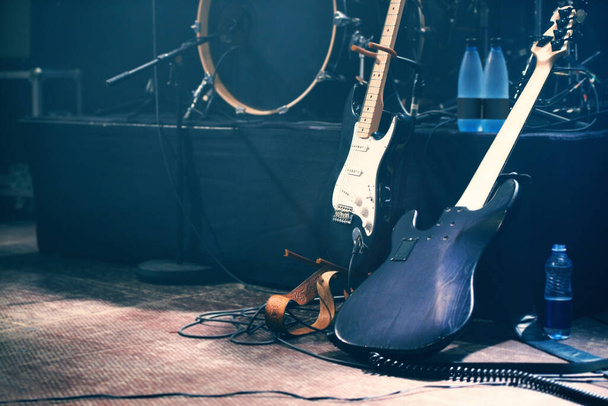 À espera de ser tocado. Instrumentos musicais em um palco vazio antes de um show. - Foto, Imagem