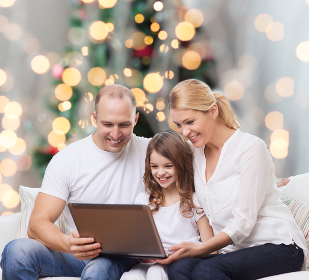 smiling family with laptop - Fotografie, Obrázek