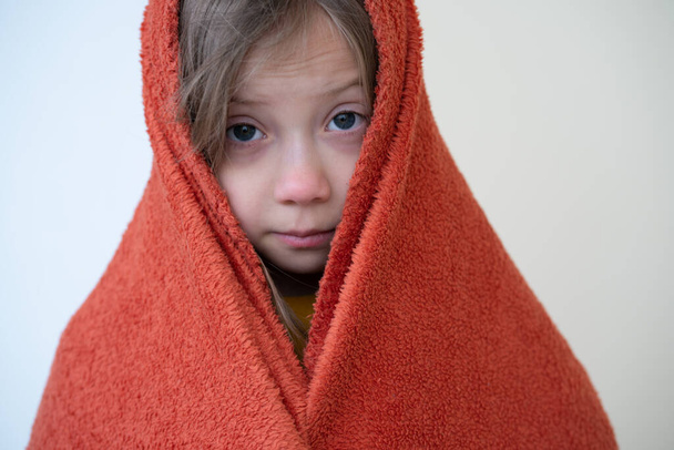 retrato de una niña cubierta con una toalla naranja - Foto, imagen