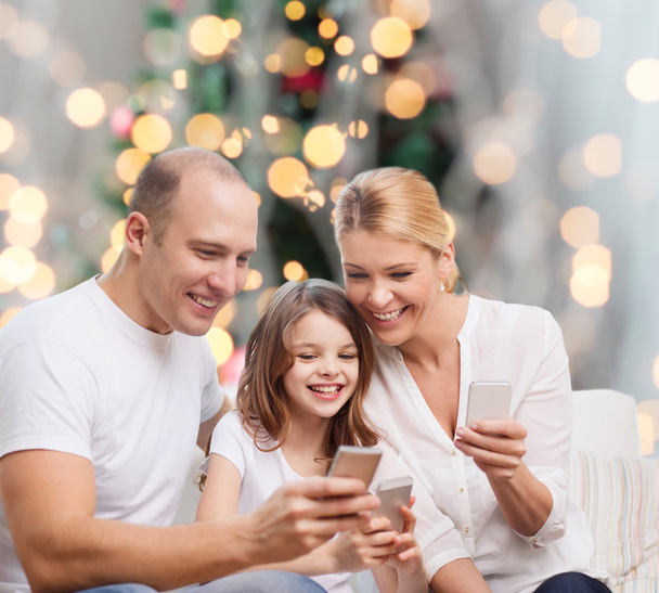 happy family with smartphones - Фото, изображение