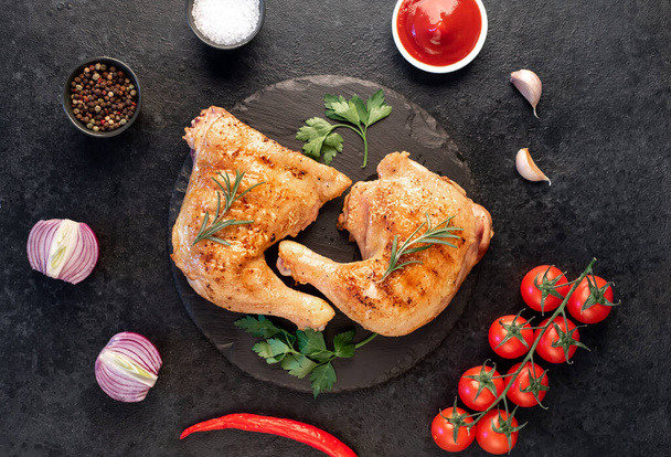grilled chicken with ingredients on black table  - Foto, afbeelding