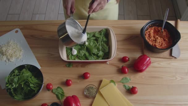 Cook está poniendo capa de salsa blanca en la comida - Imágenes, Vídeo