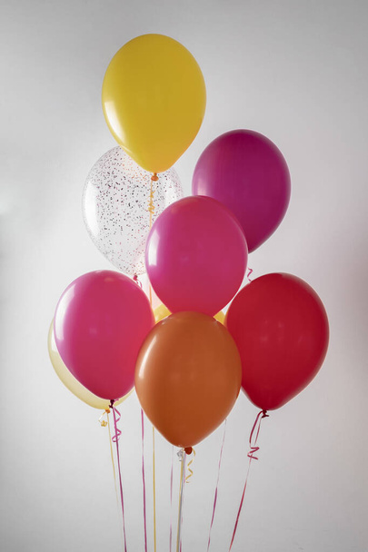 Balões multicoloridos sobre um fundo branco
 - Foto, Imagem