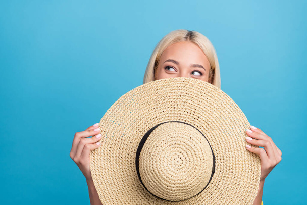 Foto von süßen Millennial blong lady close face look Werbung tragen Kappe isoliert auf blauem Hintergrund - Foto, Bild