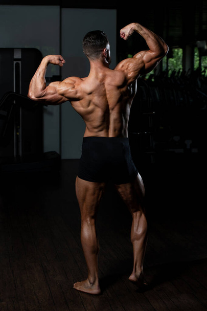 美しいスポーティ男男性パワー,ジムダンベル曲げ筋肉フィットネスモデルの筋肉の男が強く、あご立って - 写真・画像