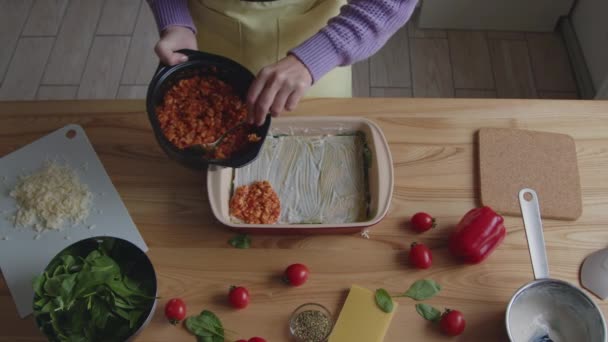Γυναίκα βάζει καυτό στρώμα σάλτσας στο γεύμα - Πλάνα, βίντεο