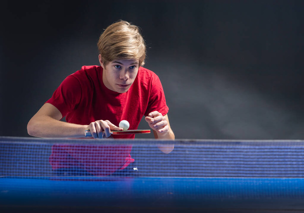 Adolescente jugando ping pong tenis de mesa. Equipo, en movimiento. - Foto, imagen