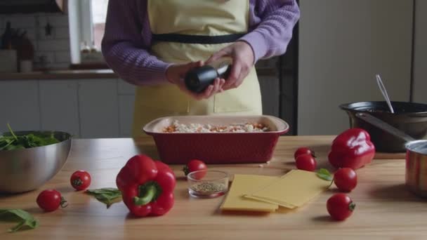 Koch würzt Mahlzeit mit Gewürzen - Filmmaterial, Video