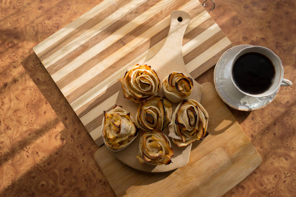 Rosas de manzanas en el horno, un delicioso postre para el té y para el desayuno. - Foto, Imagen