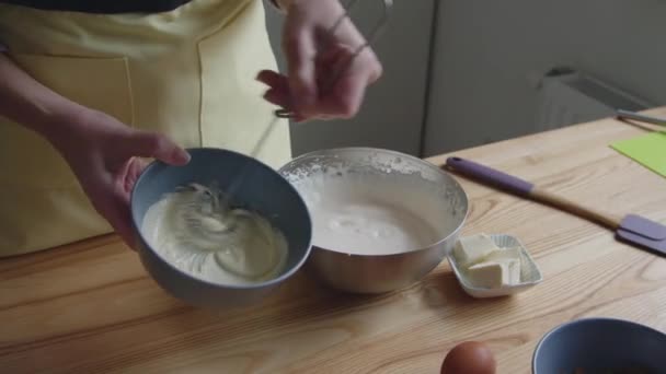 Frau kocht Sahne zum Mischen von Butter - Filmmaterial, Video