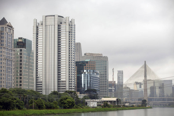 Gebäude von Marginal Pinheiros an einem regnerischen Tag. Sao Paulo. Brasilien - Foto, Bild