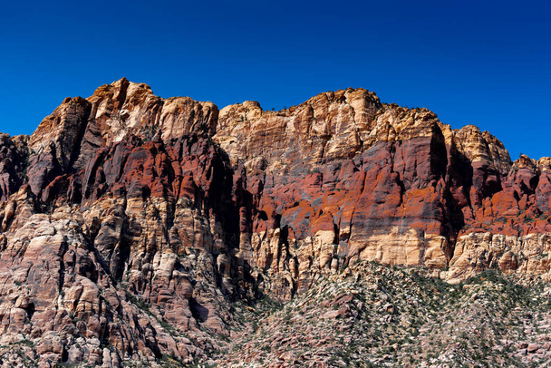 Vista de la naturaleza en Red Rock Canyon en Nevada, Estados Unidos. Vegetación escasa, rocas rojas, acantilados - Foto, imagen