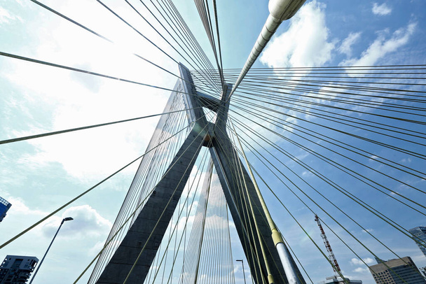 Zbliżenie kabel pozostał most, widok od dołu. Marginal Pinheiros, Sao Paulo, Brazylia - Zdjęcie, obraz