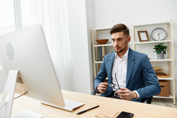 egy férfi egy öltönyös számítógép asztali munka önbizalom végrehajtó - Fotó, kép