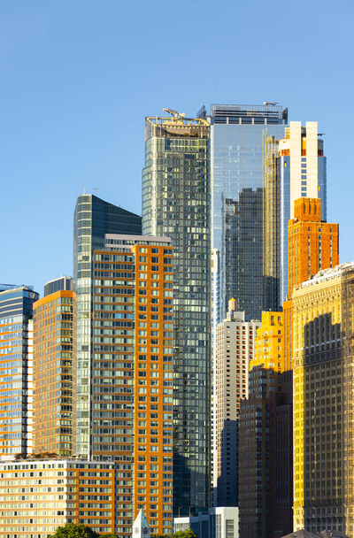 Paesaggio urbano di New York da traghetto, Stati Uniti. Manhattan, grattacieli multipli - Foto, immagini