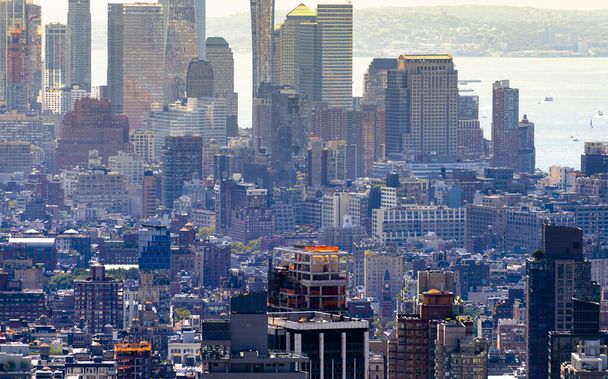 Vista del centro de Nueva York desde un punto de vista, Estados Unidos. Rascacielos, techos y fachadas múltiples - Foto, Imagen