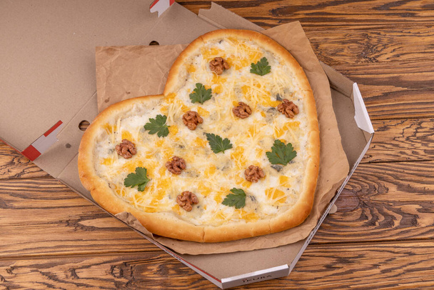 pizza en forma de corazón sobre fondo de madera para el menú del restaurante7 - Foto, imagen
