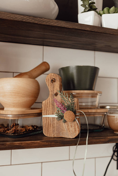 Ένα χαριτωμένο ρουστίκ ξύλινο παιχνίδι στην κουζίνα. Κουζινικά Άνετος τρόπος για να ξεκουραστείτε, έννοια άνεση στο σπίτι.  - Φωτογραφία, εικόνα
