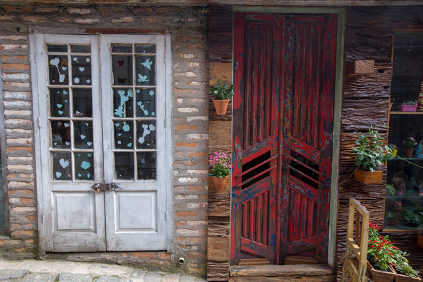 Вхідні двері, побудована повністю з матеріалу знесення. Mairipora. Сан-Паулу. Бразилія - Фото, зображення