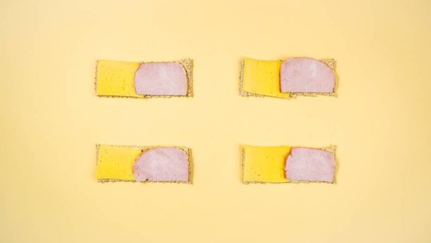 Négy négyszögletes szendvics sajttal és ha - Fotó, kép