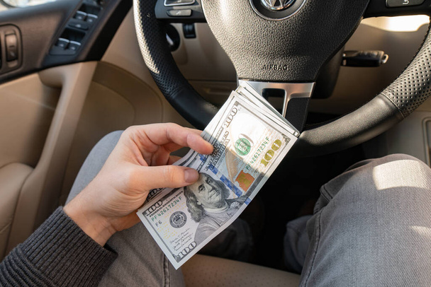 Businessman Person holding a wallet in the hands of take money out of pocket in car prepare pay by installments - insurance, loan and buying car finance concept insurance, payment a car - Foto, Imagem