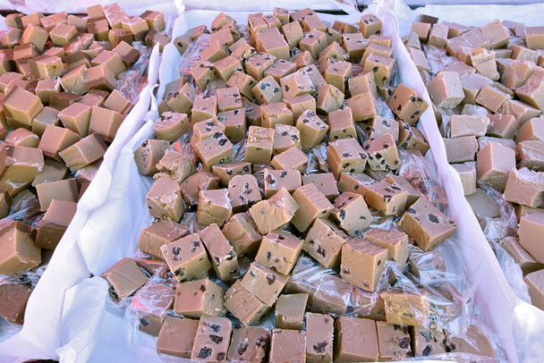 typowe brazylijskie słodycze, takie jak pepe de moleque i cukierki mleczne, w stoisku na wolnym powietrzu. Brazylia street food - Zdjęcie, obraz